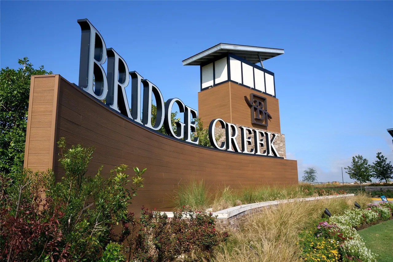 Bridge Creek entry monument